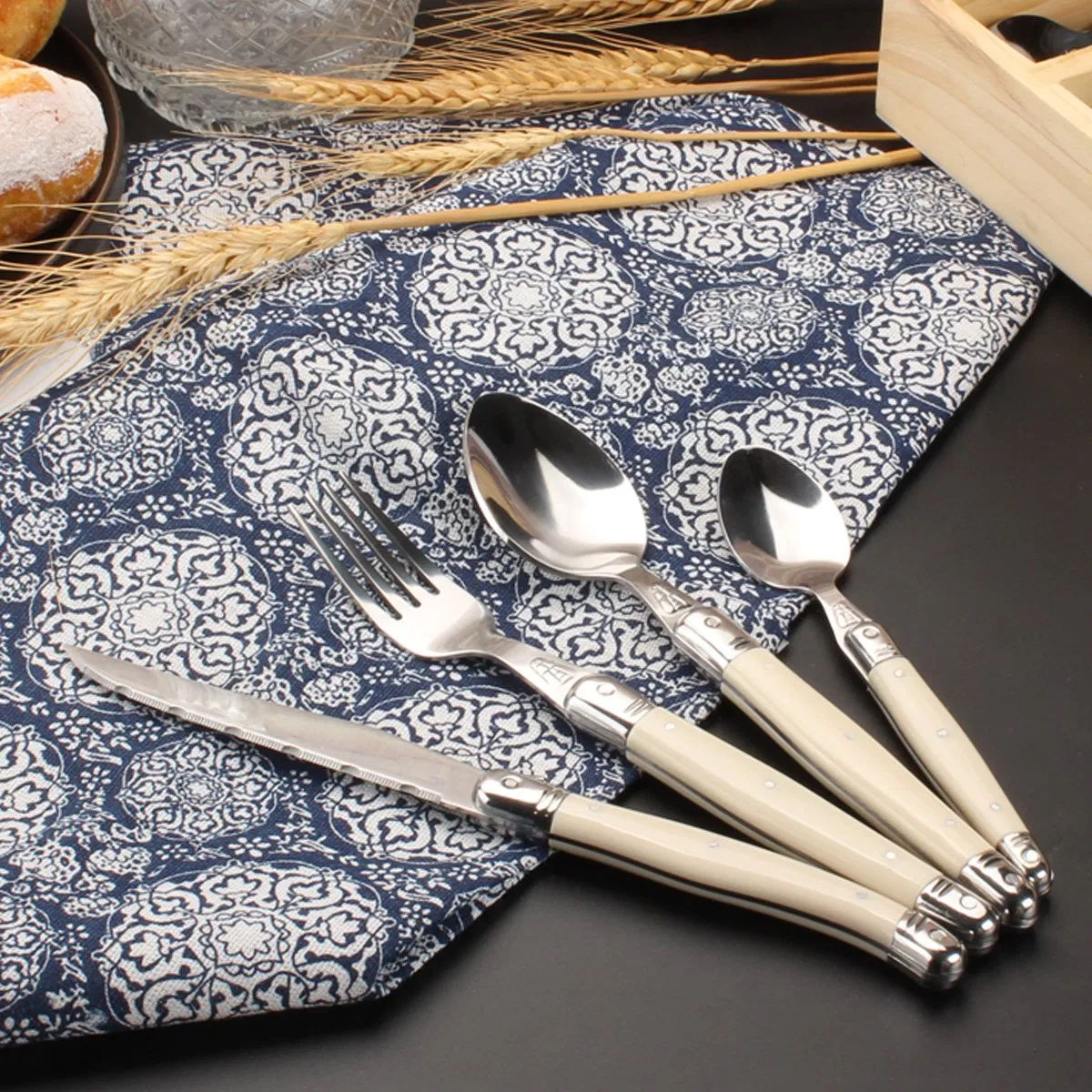 High Quality 4PCS Cutlery Set Tableware Set Steak Knife Fork Spoon Cutlery Set with Stainless Steel and ABS Handle