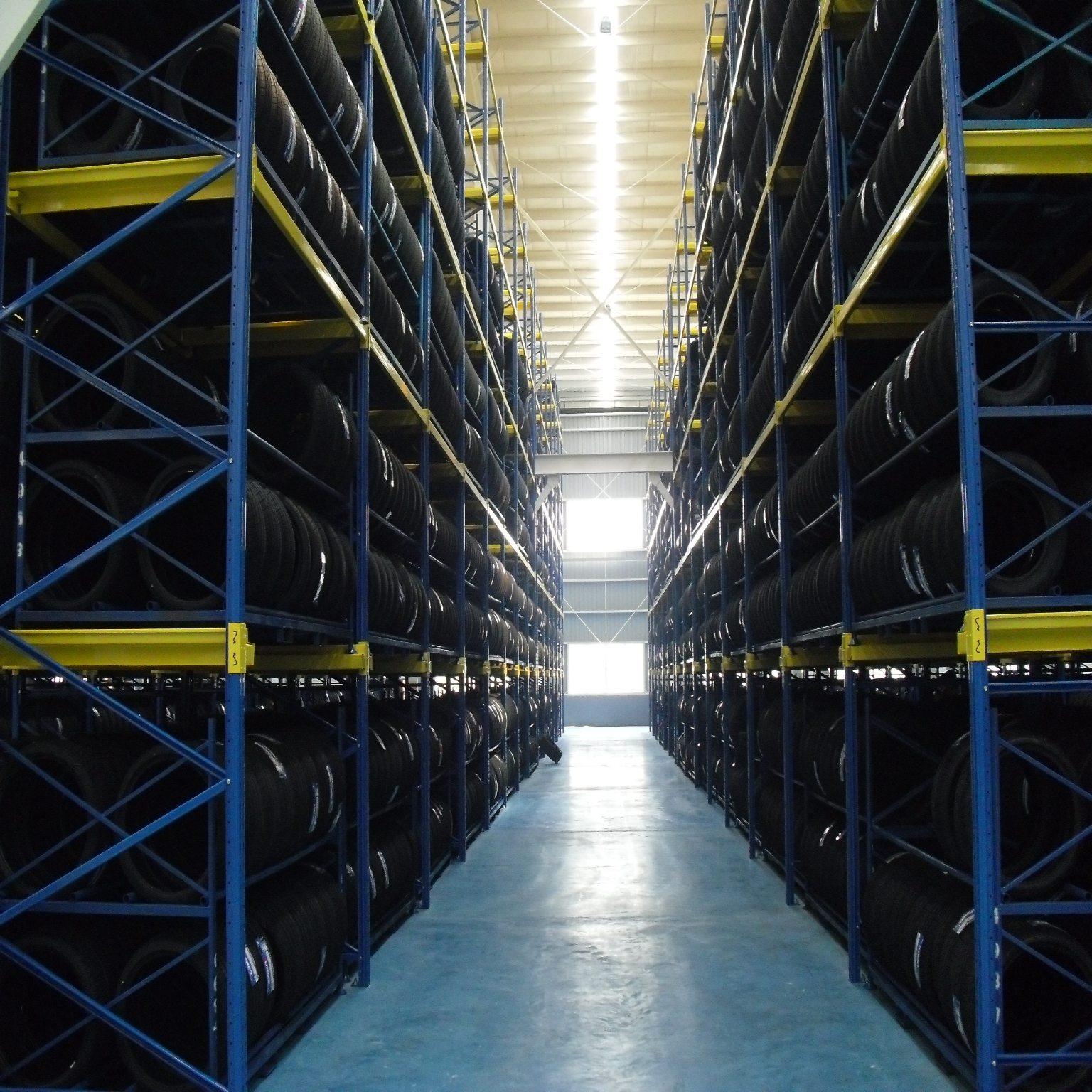 High Capacity Multi-layer Customized Tire Stacking Racks Heavy Duty Drive in Pallet Racking Warehouse Metal Shelf Steel Shelves
