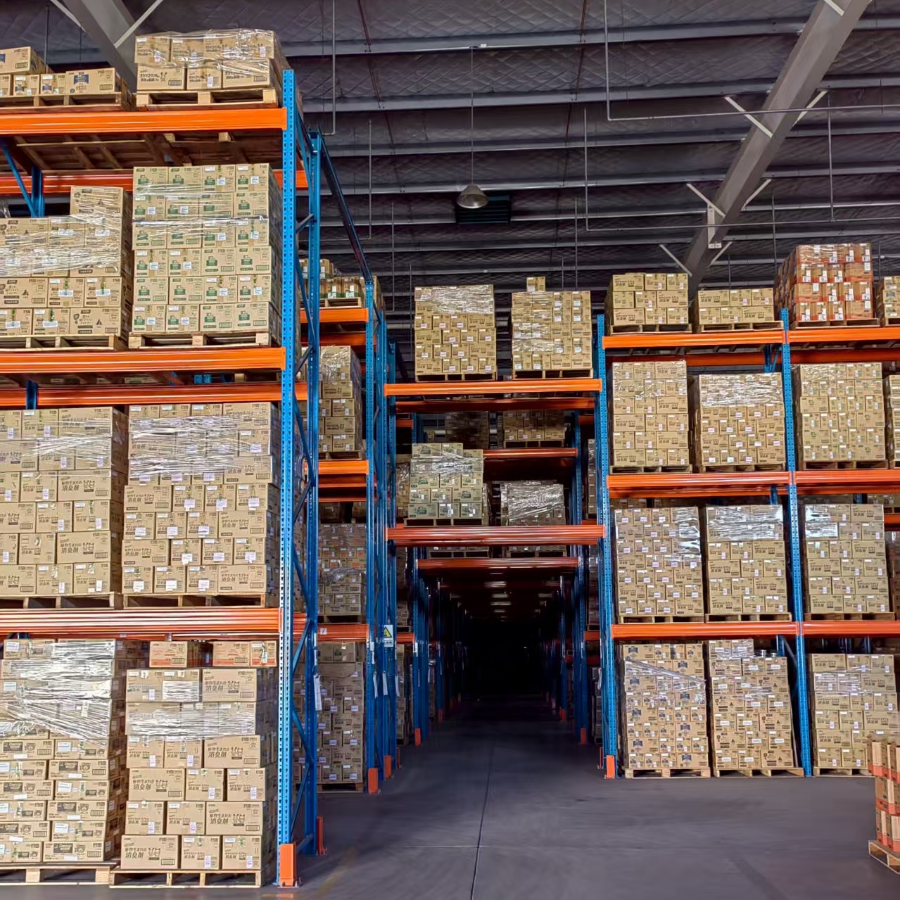 Sturdy Steel Teardrop Pallet Rack with Stable Structure Enhancing Safety and Convenience in Food Processing Warehouses