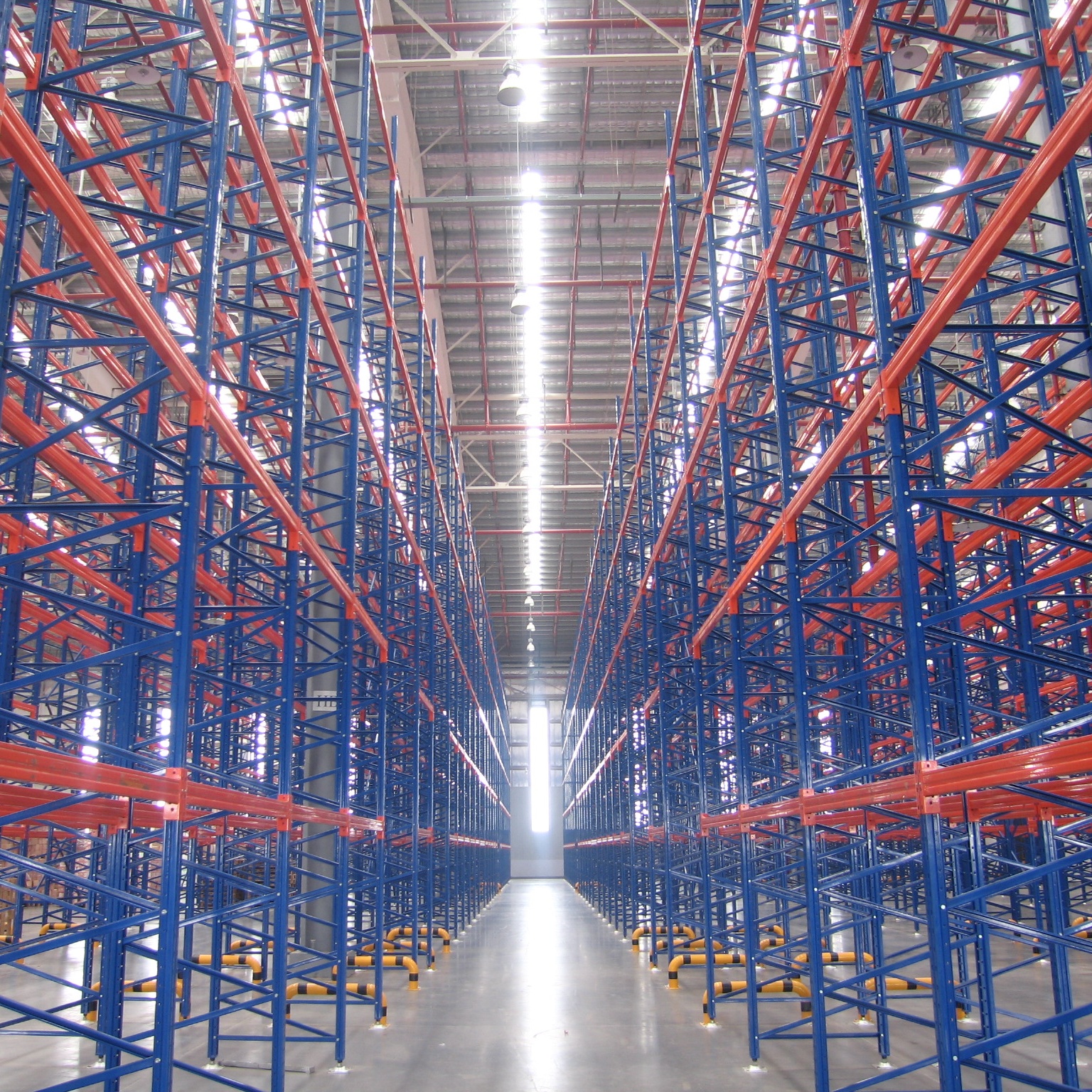Sturdy Steel Teardrop Pallet Rack with Stable Structure Enhancing Safety and Convenience in Food Processing Warehouses