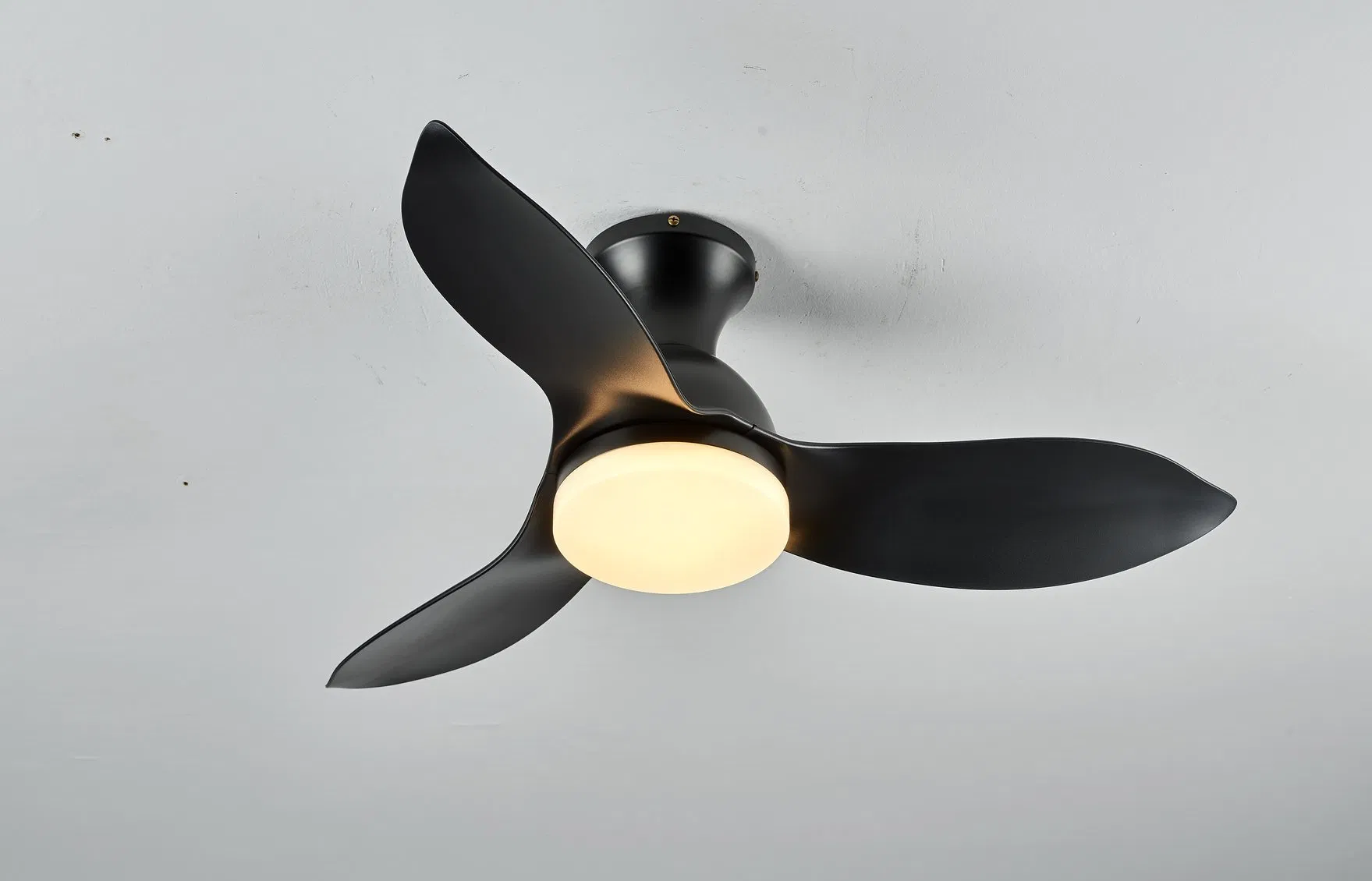 High Quality Quiet Operation Adjustable Speed Ceiling Fan Lights for Commercial Space