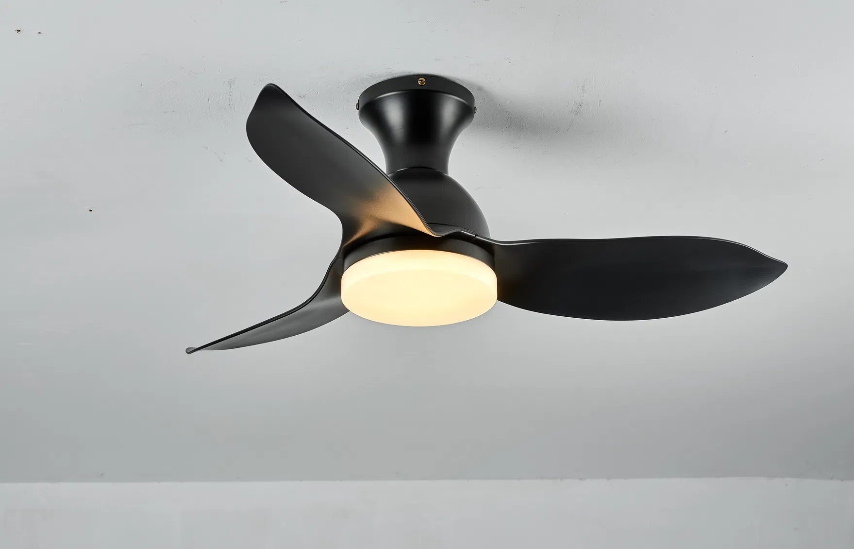 High Quality Quiet Operation Adjustable Speed Ceiling Fan Lights for Commercial Space