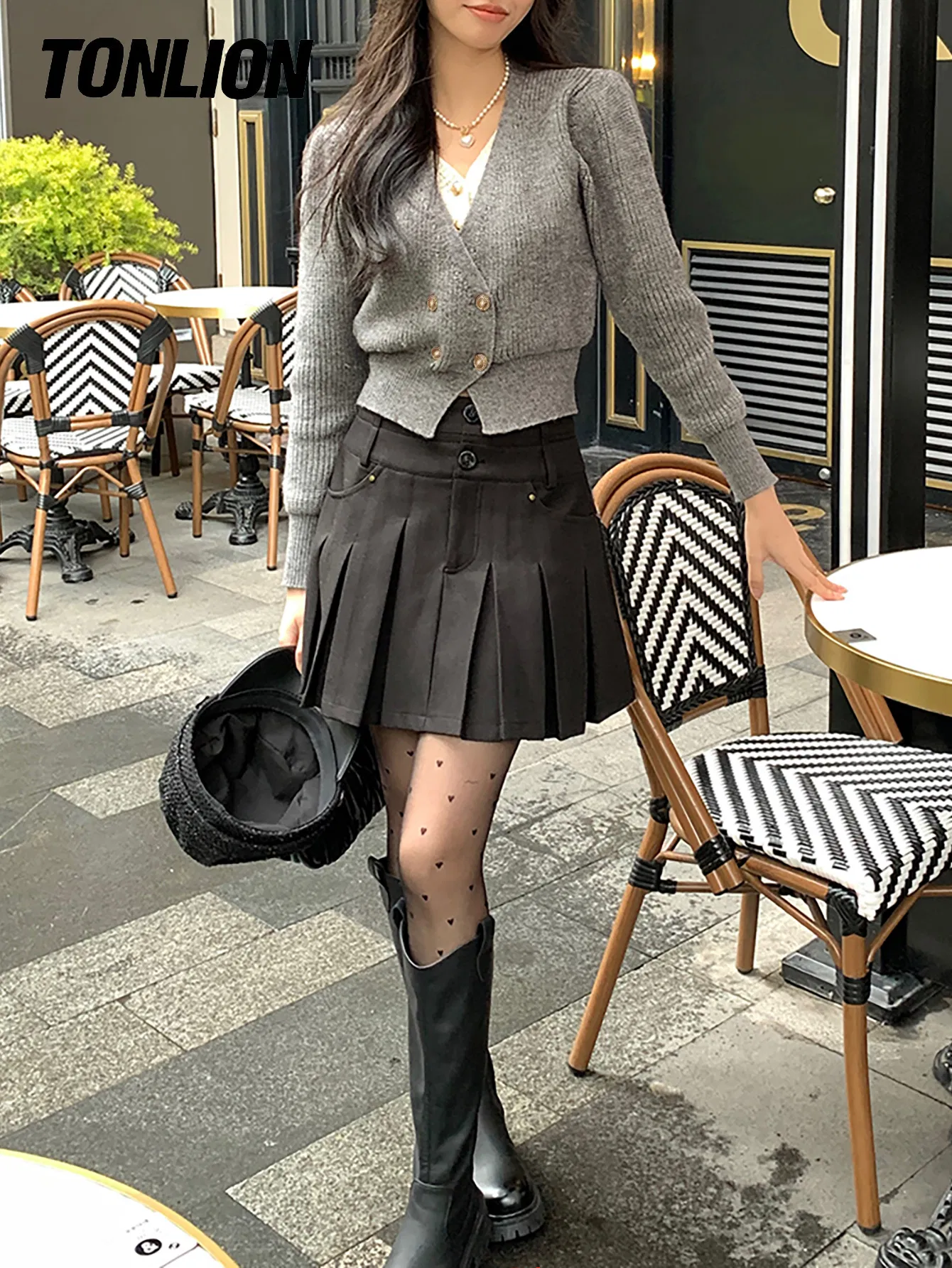 Chic Winter Fashion Sweater for Elegant Seasonal Style