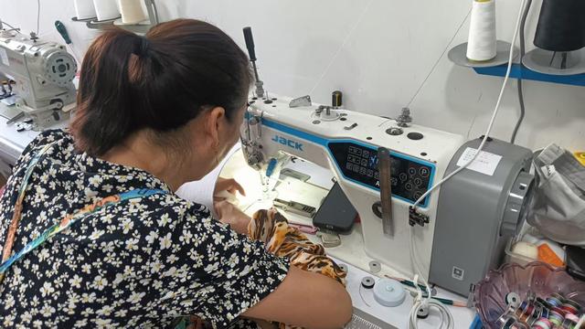 Women's activewear and sportswear OEM production at Crest Fashion