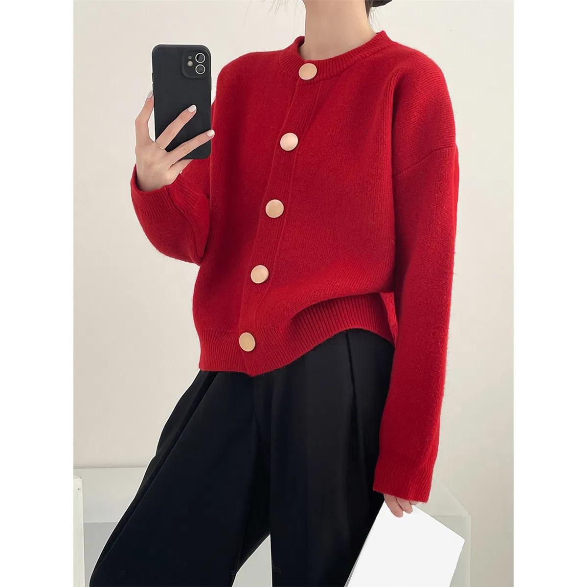 Chic Winter Fashion Sweater for Elegant Seasonal Style