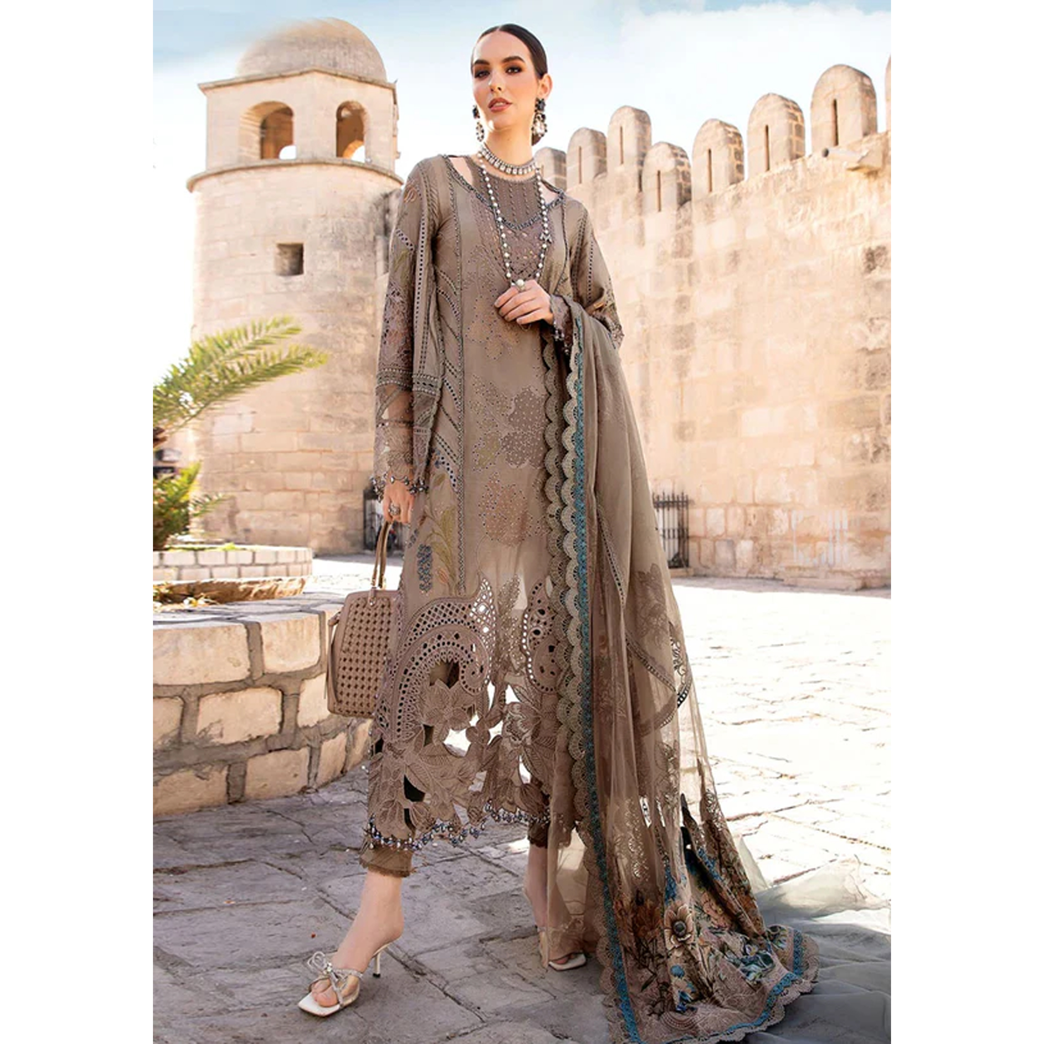 Top Quality Unstitch Pakistani Women's Suits Ethnic Heavy Suit Available Wholesale Fancy Suits for Party Wear