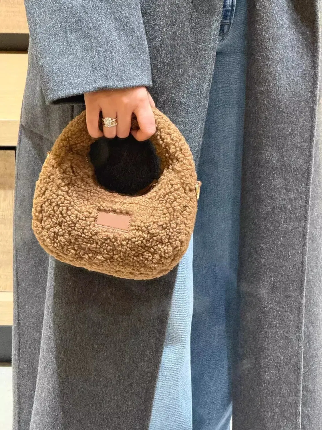 Xianghui Cute Mini-Lamb Wool Handheld Small Women Fluffy Wrist Furry Crossbody Bag