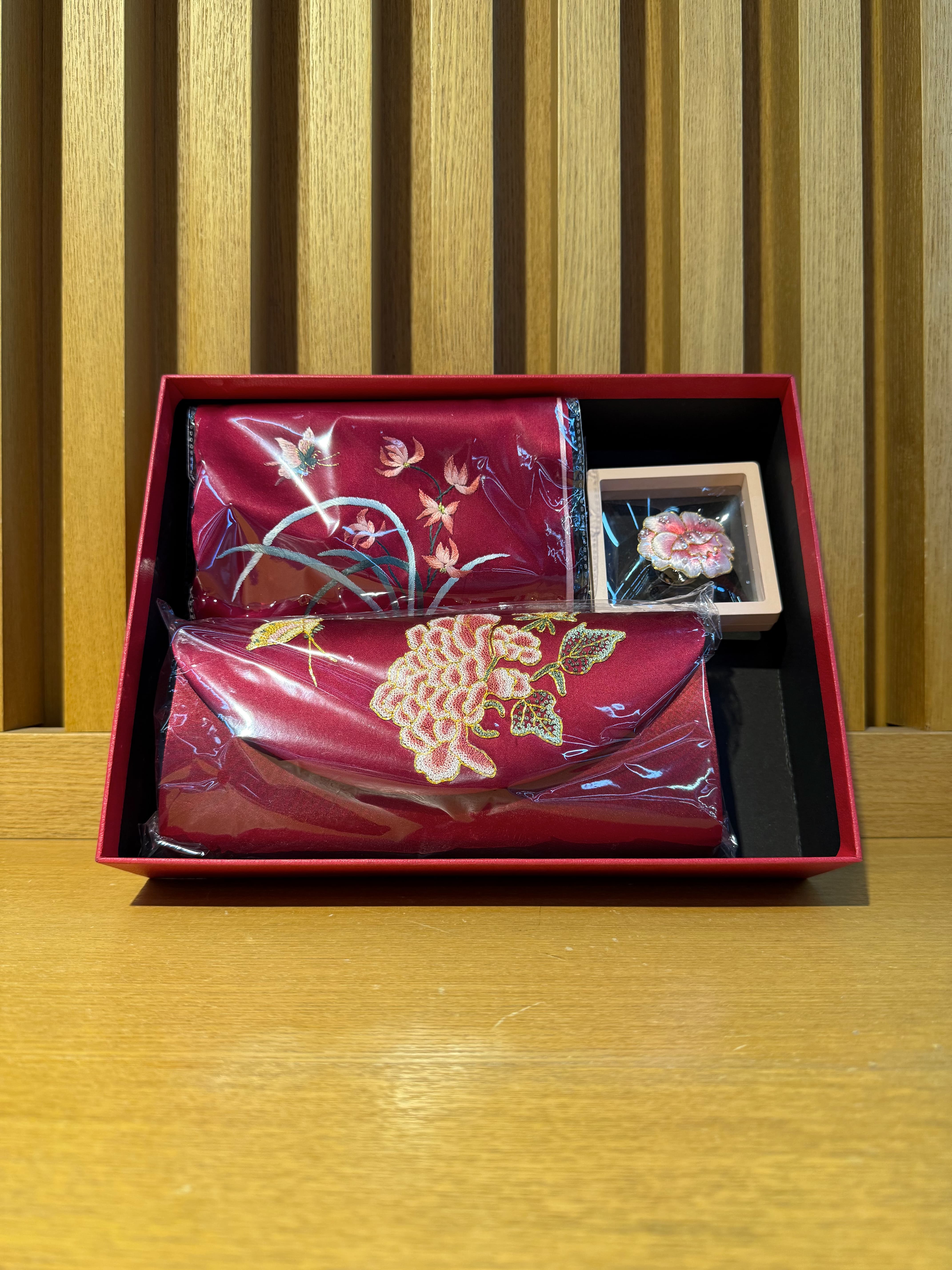 Luxury Handcrafted Shape Flower Silk Embroidery Red Handbag Three Piece Set Custom Logo Elegant Fine Craft Gift