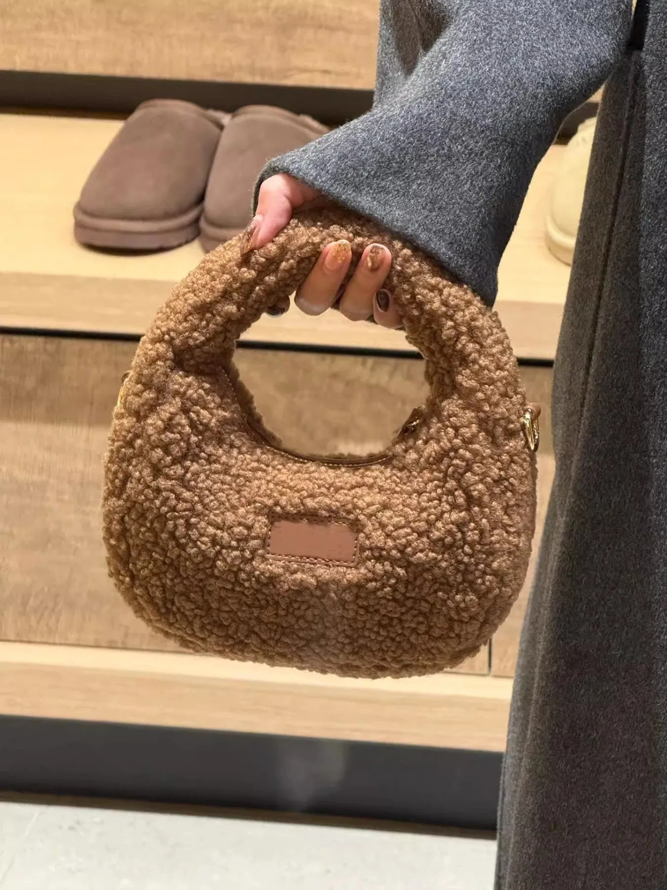 Xianghui Cute Mini-Lamb Wool Handheld Small Women Fluffy Wrist Furry Crossbody Bag