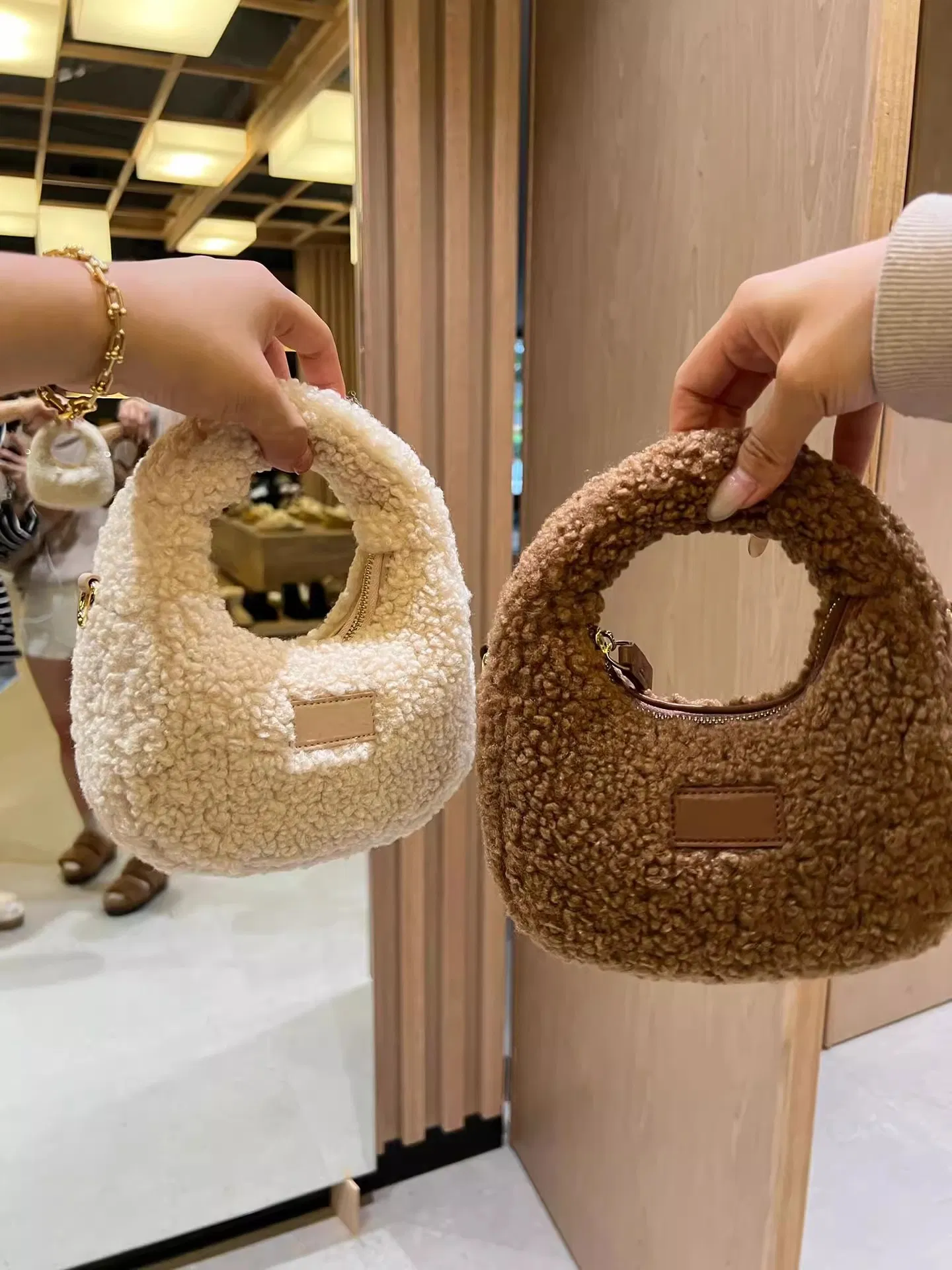 Xianghui Cute Mini-Lamb Wool Handheld Small Women Fluffy Wrist Furry Crossbody Bag