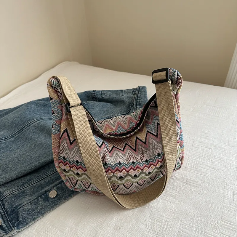 Crossbody Bag Details 7