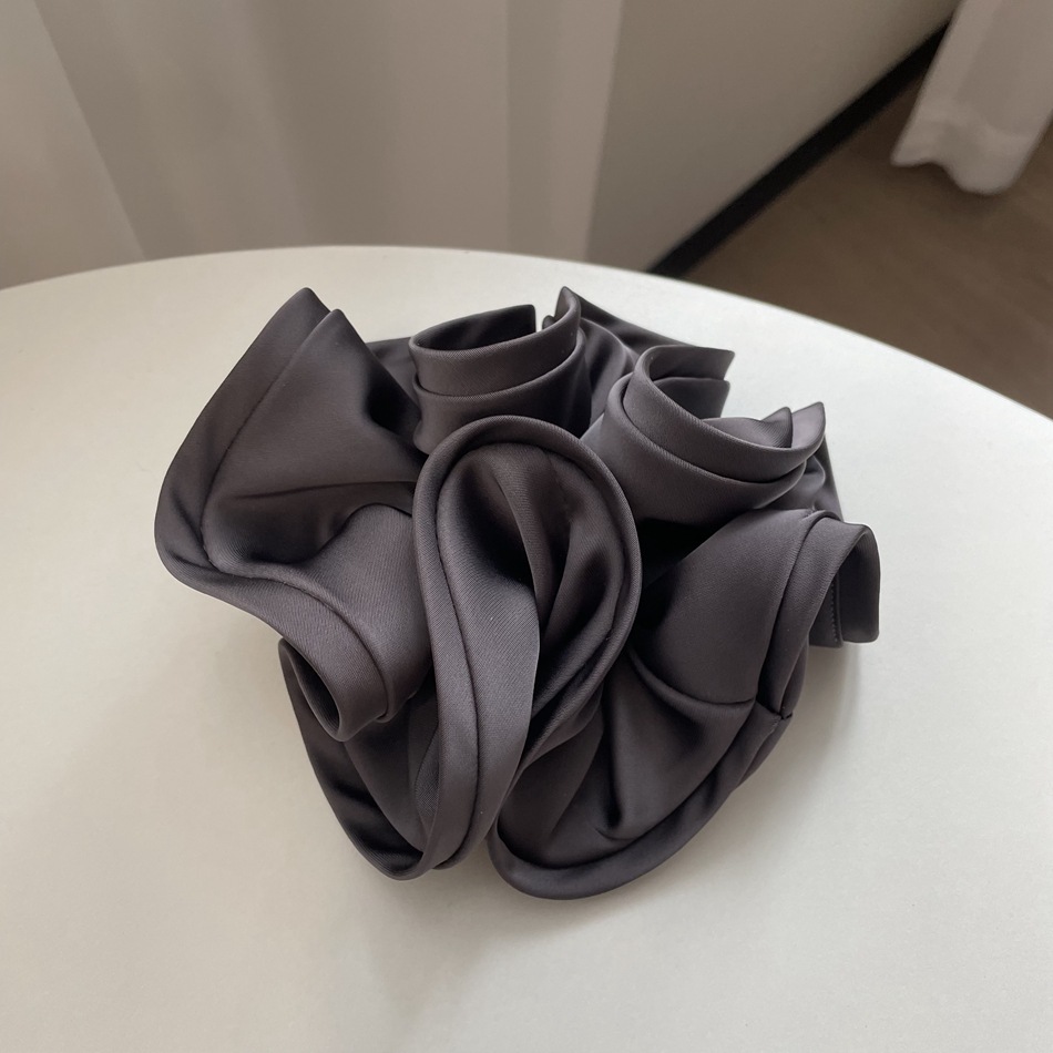 Elegant scrunchie detail 5