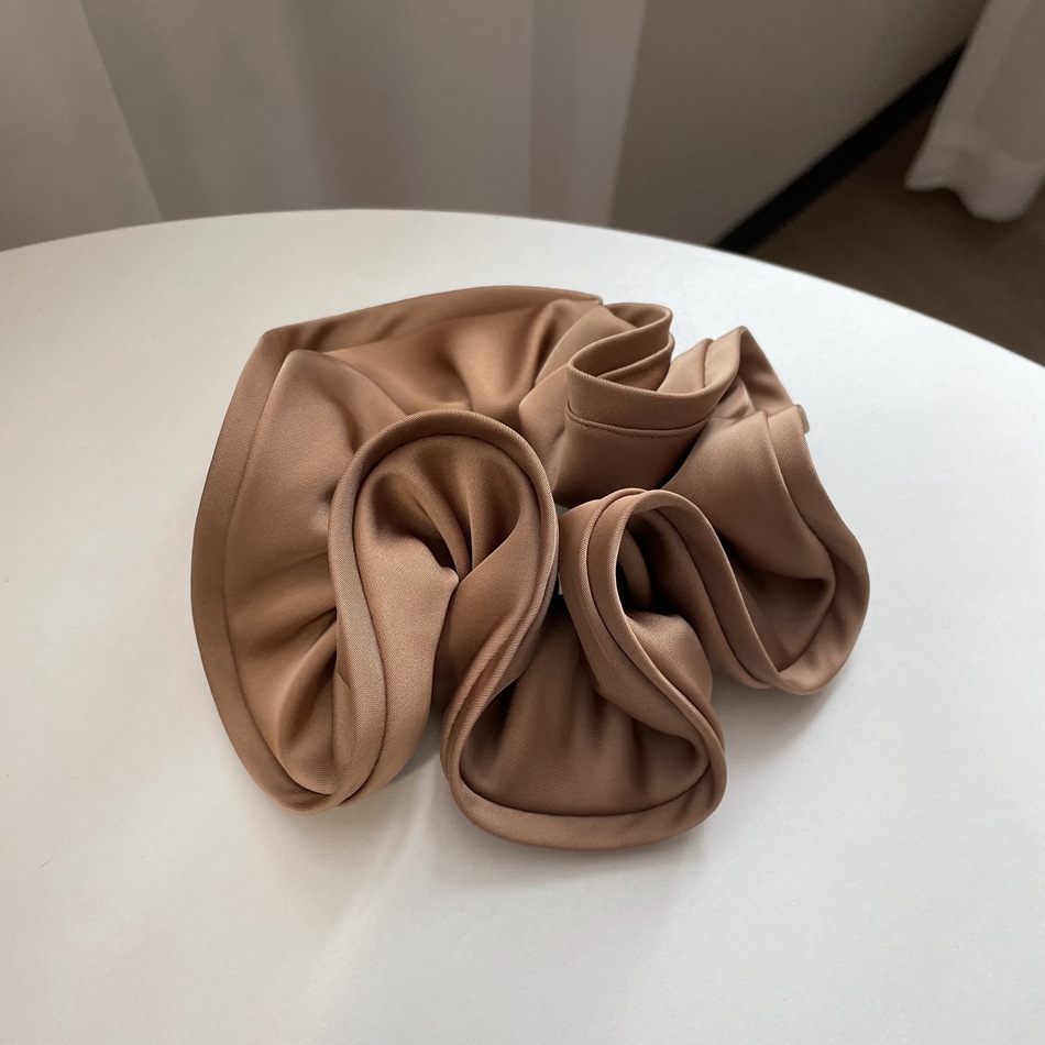 Elegant scrunchie detail 4