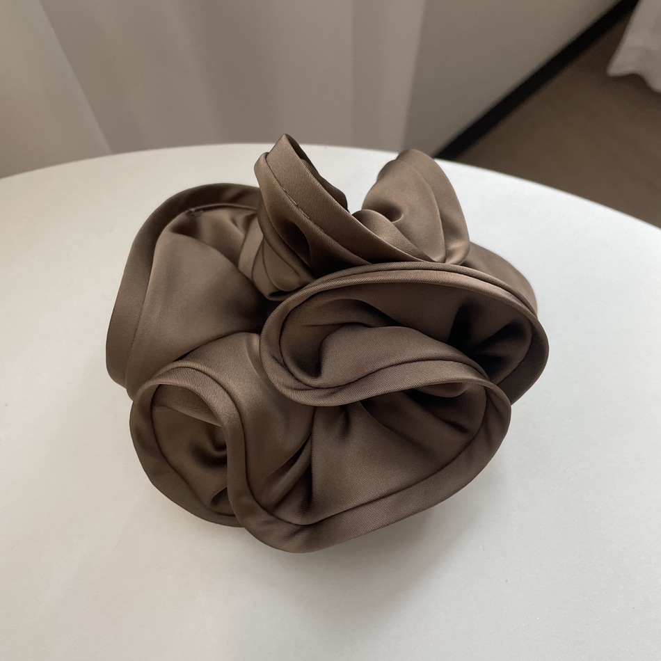 Elegant scrunchie detail 8