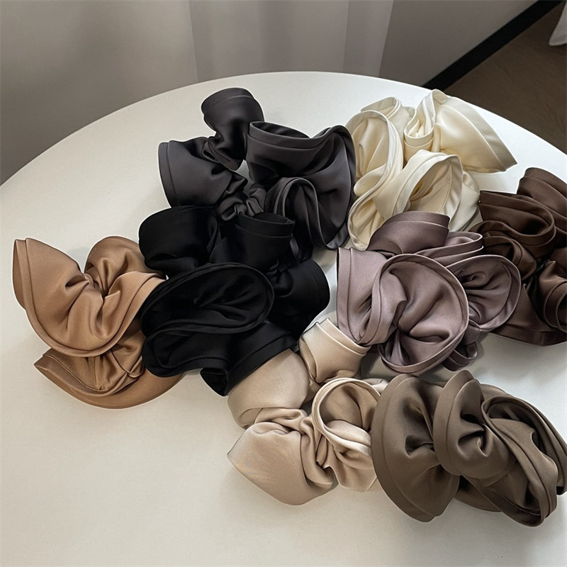 Elegant scrunchie detail 9