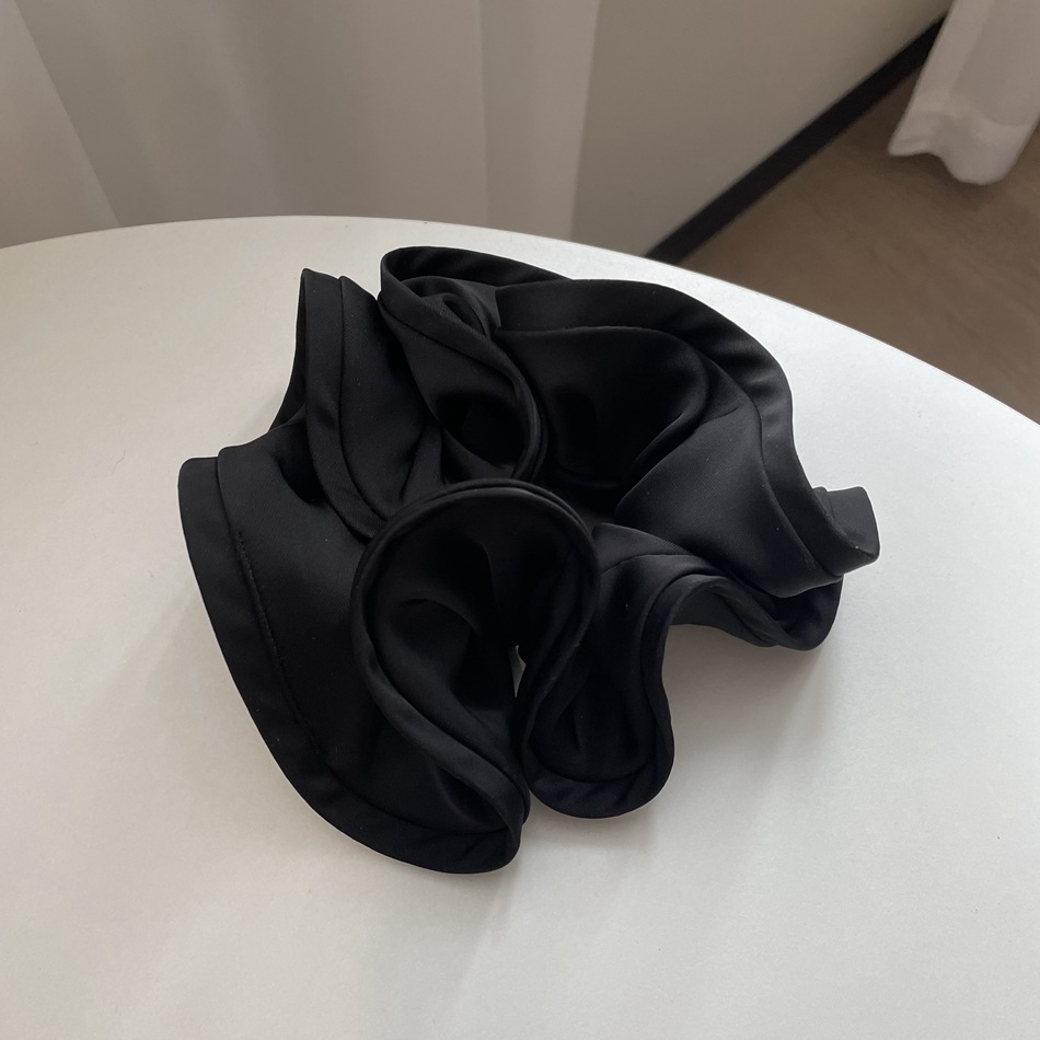 Elegant scrunchie detail 1