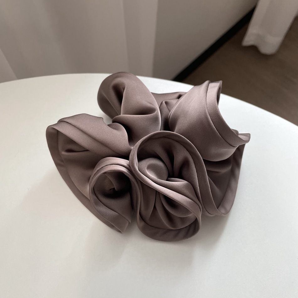 Elegant scrunchie detail 2