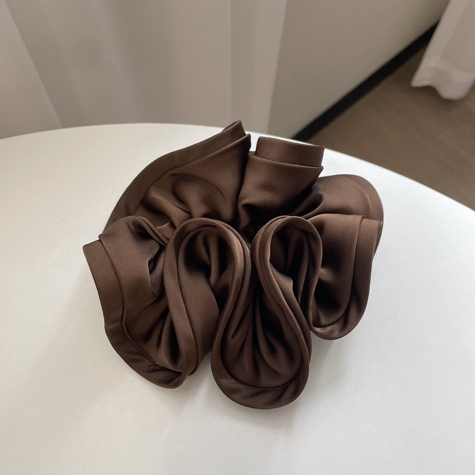 Elegant scrunchie detail 6