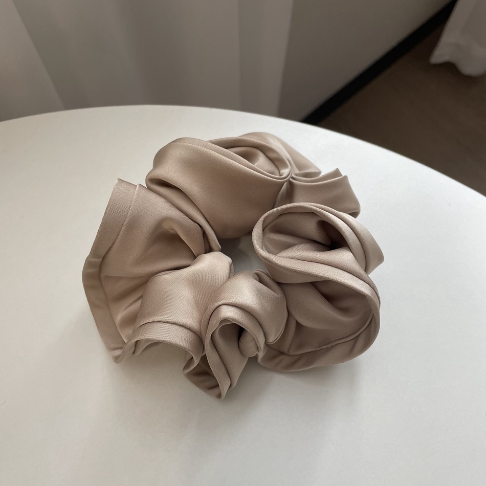 Elegant scrunchie detail 7