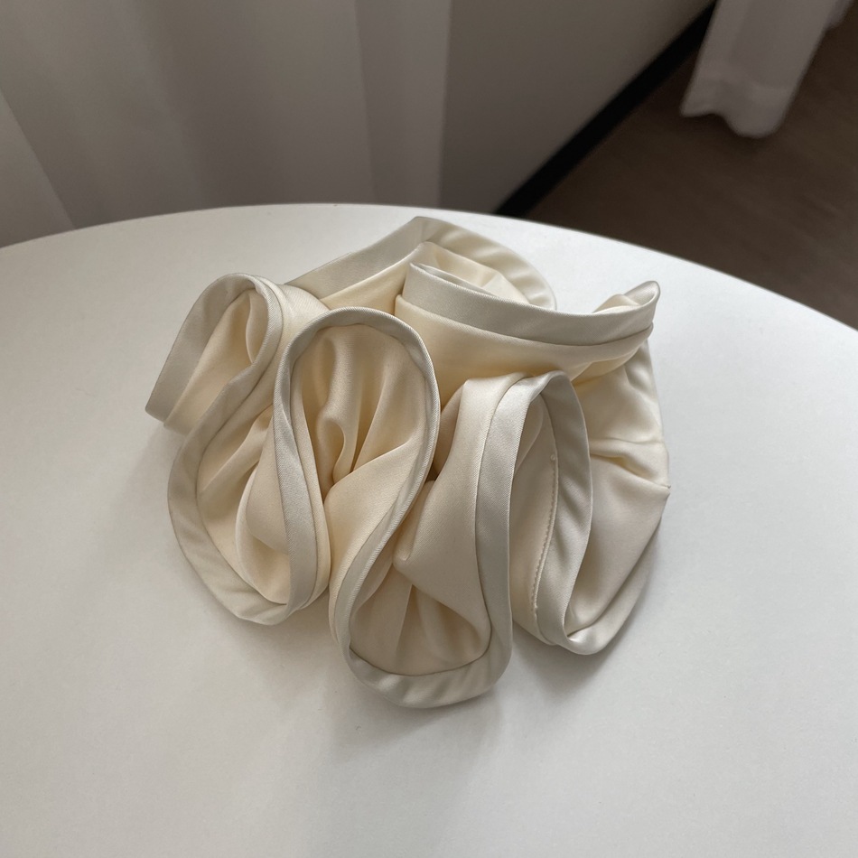 Elegant scrunchie detail 3