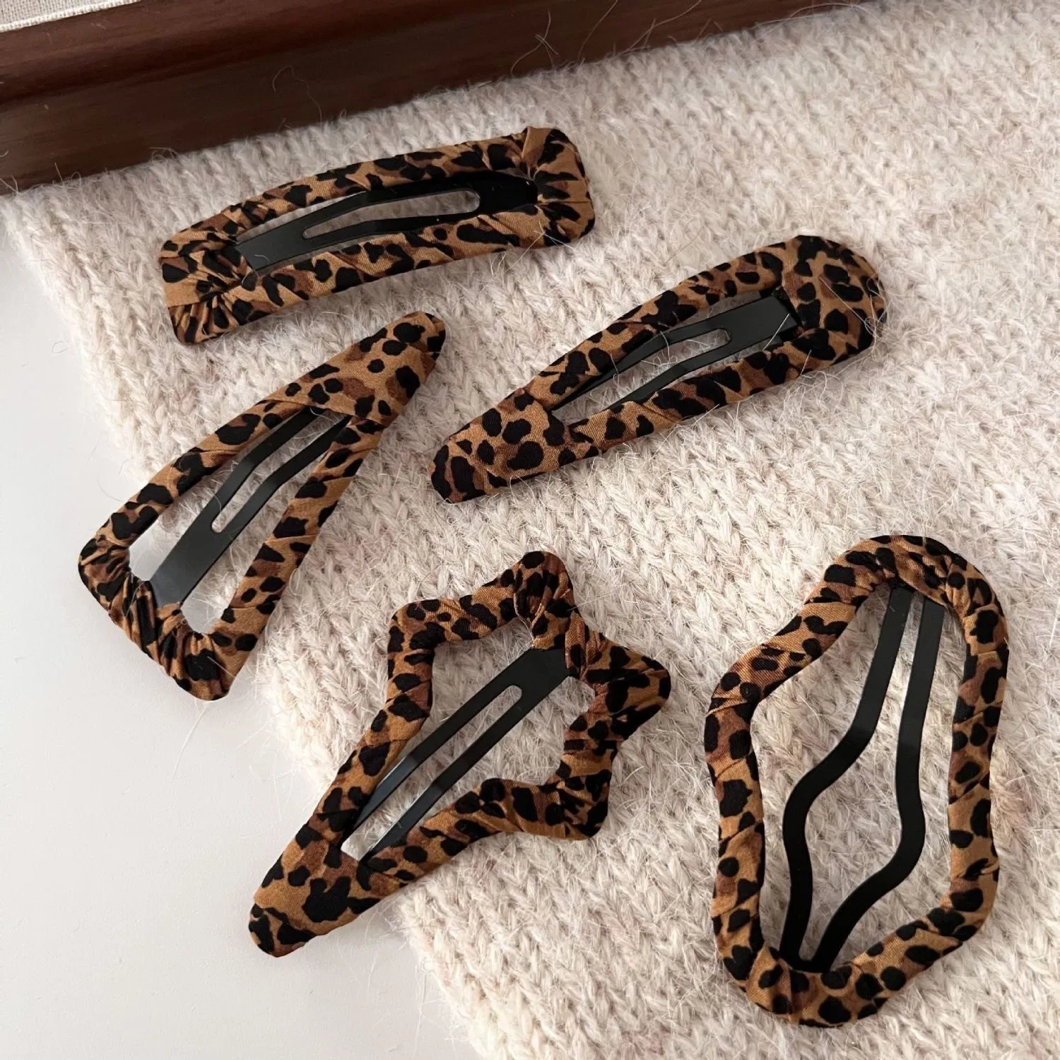 Pentagram Leopard Print Hair Clip Detail
