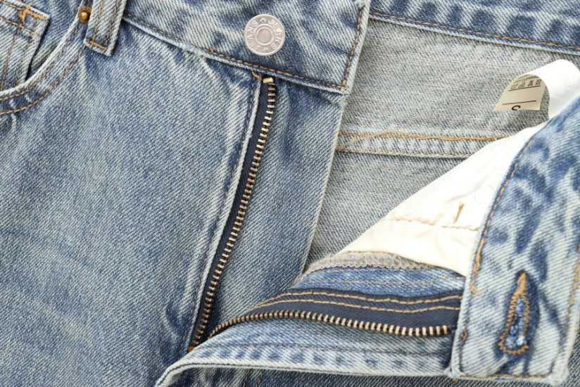 Customized Elegant Wide-Leg Jeans with High Waist for Stylish Outfits