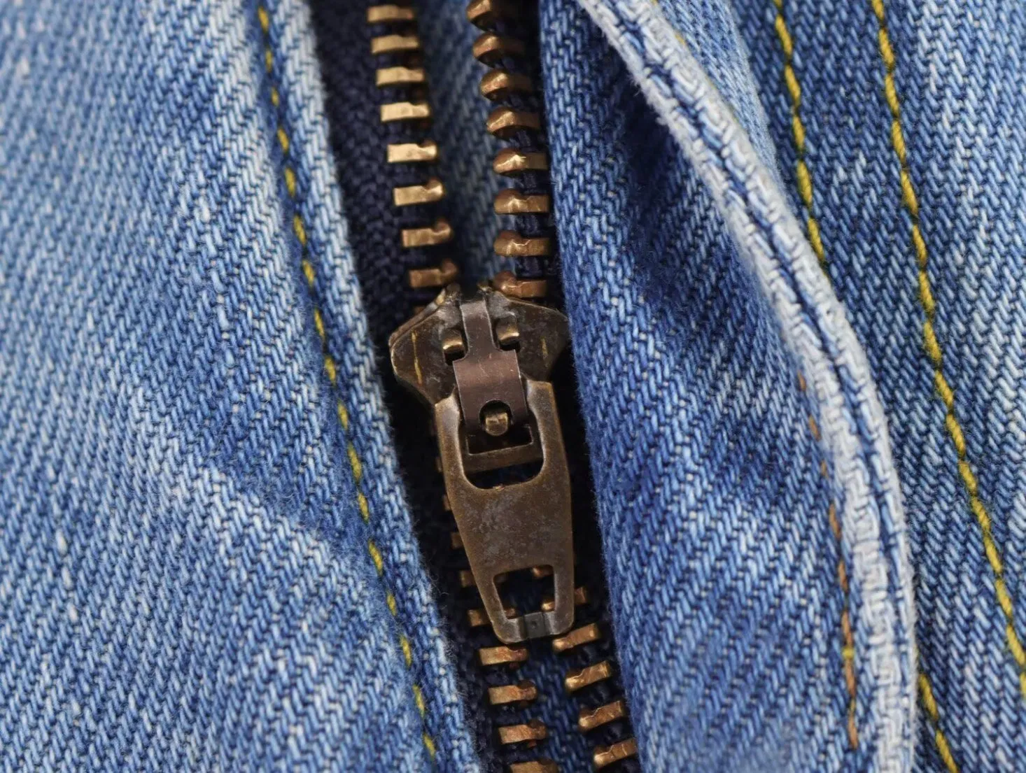 Chic Wide-Leg High-Waisted Denim Jeans with Stylish Belt