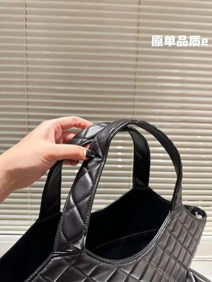 Designer Imitation Wholesale Large Capacity Handbags Sheepskin Tote Shopping Bag Shoulder Messenger Bag Diamond Women's Bag Online Store