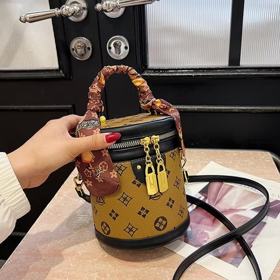 Women's Luxury High-End Designer Handbag Wallet Single Strap PU Leather with Zip Closure Waterproof Fashion Style Bag