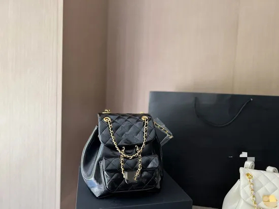 2025 New Oil Wax Sheepskin Backpack Black Diamond Chain Travel Bag Women's Bag