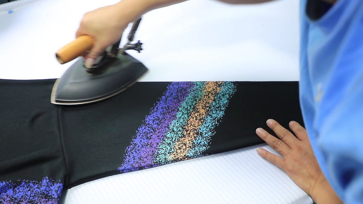 Garment ironing and finishing process ensuring wrinkle-free quality