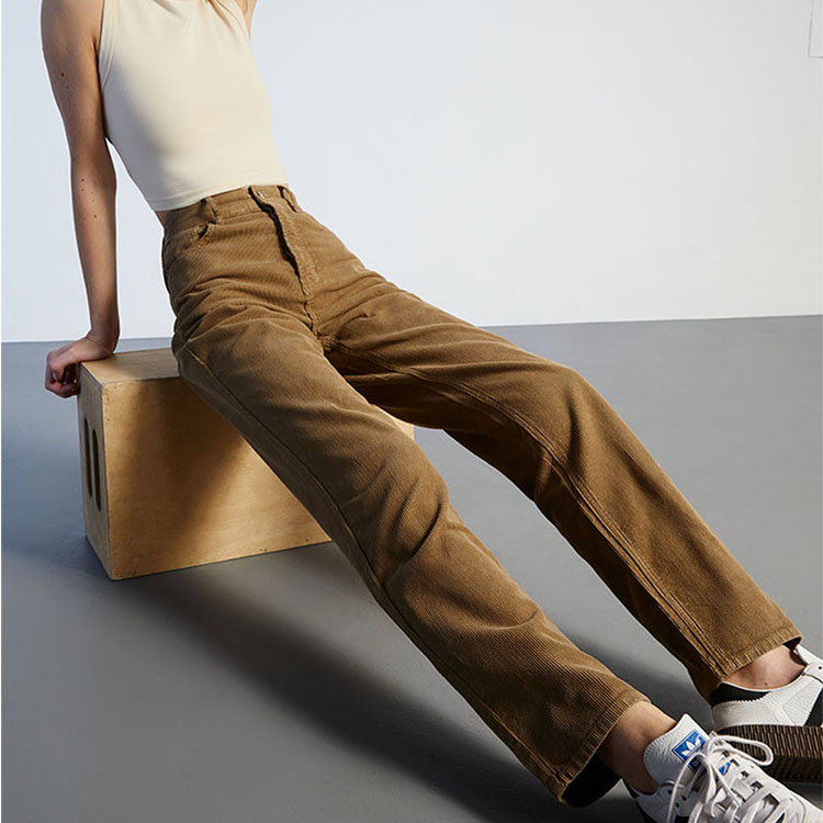 women cargo pants detail 4
