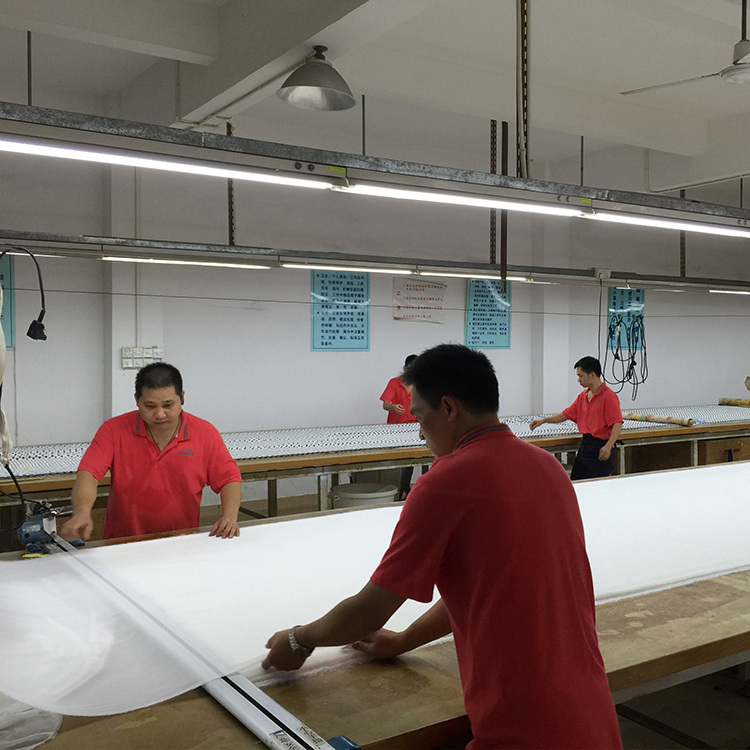 Automatic cutting bed