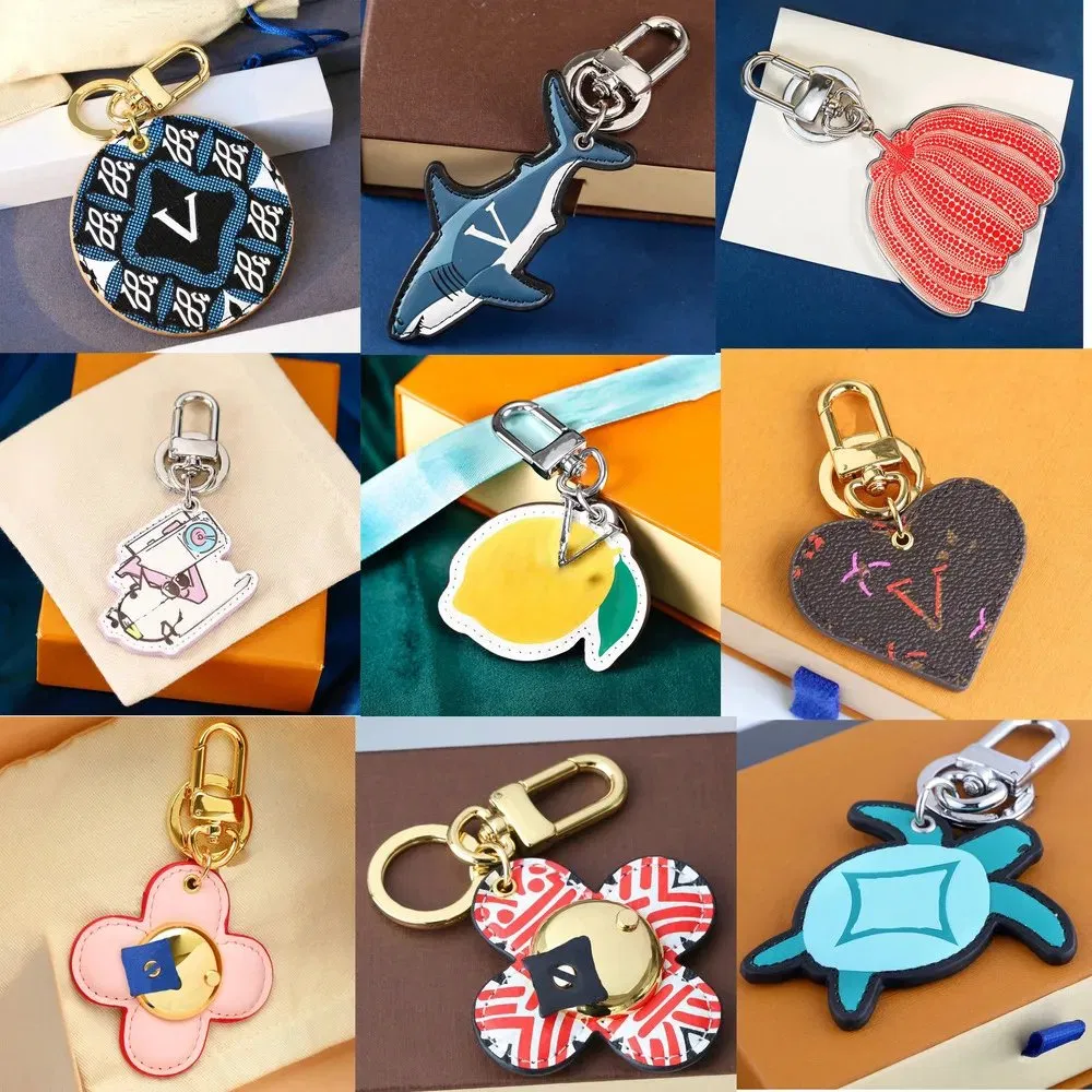 Keychain Designer Letter V Key Chain Luxury Ladies Car Gold Keychain Women Classic Lock Love Strawberry Key Ring Fashion Accessories