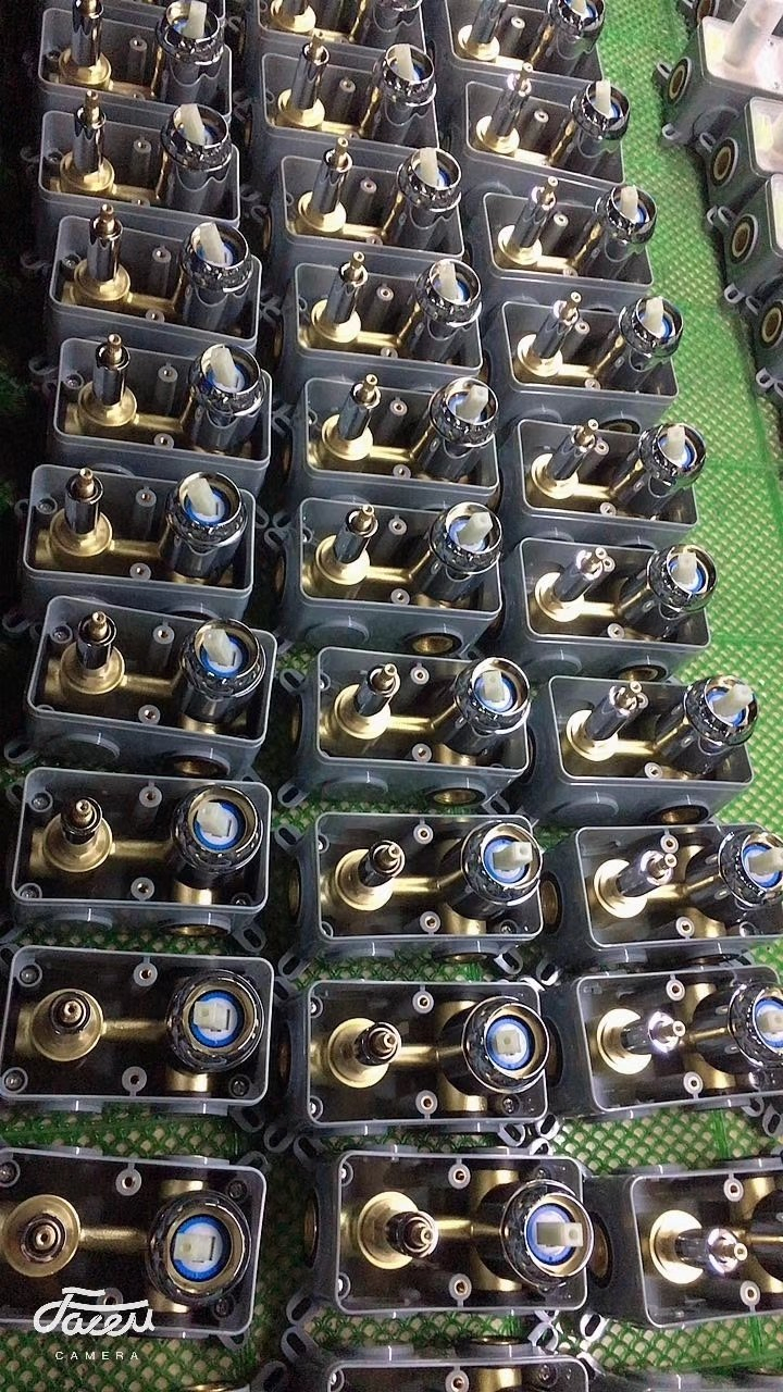 Hole China Factory Chrome Finished Bathroom Brass Basin Faucet