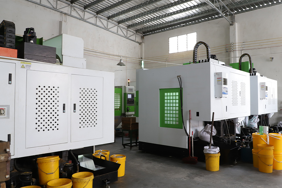 Modern Brass Polish Sink Mixer Tap 12" Swing Nozzle Deck Mounted Single-Hole Installation for Hot &amp; Cold Water in Kitchen