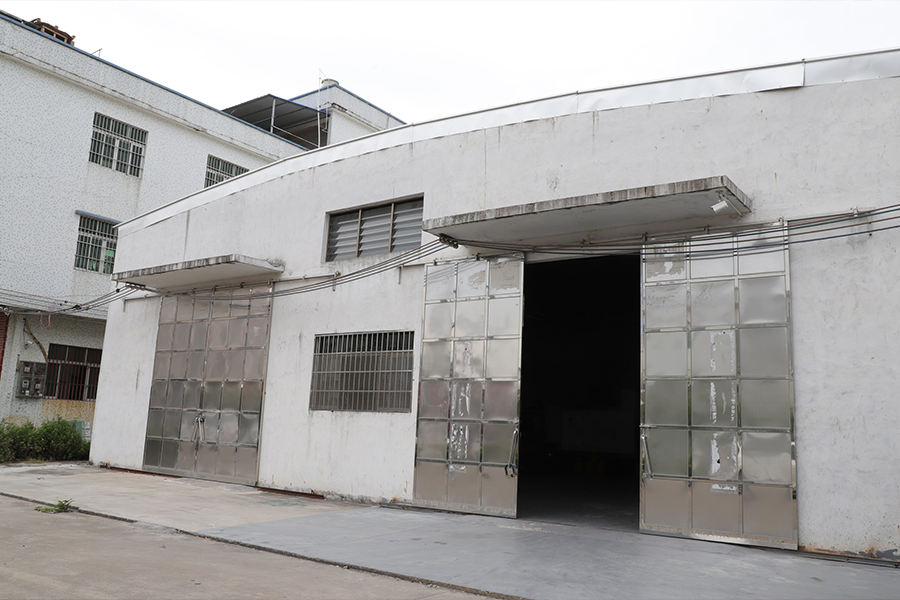 Modern Brass Polish Sink Mixer Tap 12" Swing Nozzle Deck Mounted Single-Hole Installation for Hot &amp; Cold Water in Kitchen