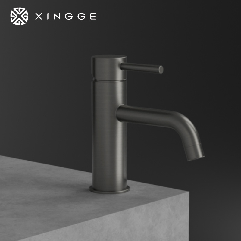 Made of China Factory Basin Sink Tap Mixer Hot &amp; Cold Water Stainless Steel Faucetshigh-Quality Basin Bathroom Brass Faucet