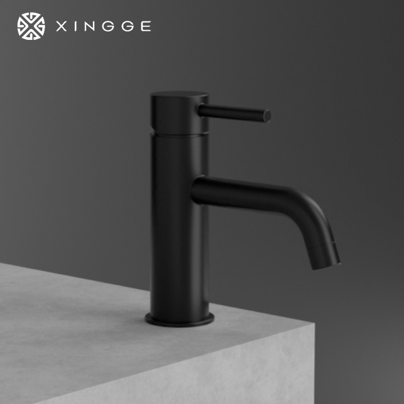 Made of China Factory Basin Sink Tap Mixer Hot &amp; Cold Water Stainless Steel Faucetshigh-Quality Basin Bathroom Brass Faucet