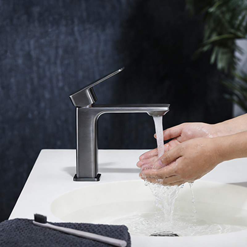 Single Handle Water Saving Deck Mounted Brass Bathroom Vessel Sink Vanity Faucet