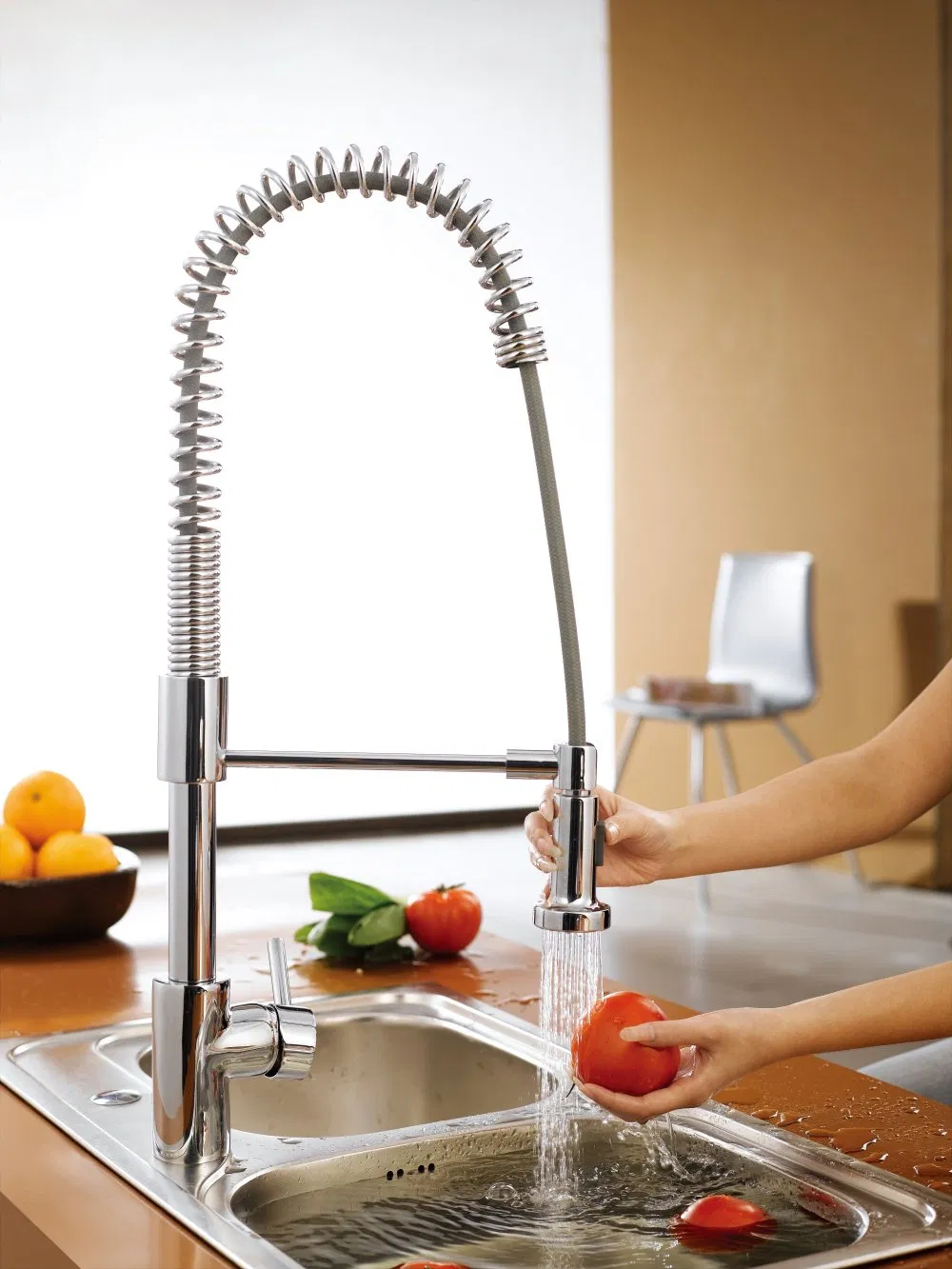 Deck Mounted Brass Kitchen Sink Faucet Single Handle Hot and Cold Water Kitchen Taps (NA5615-B)