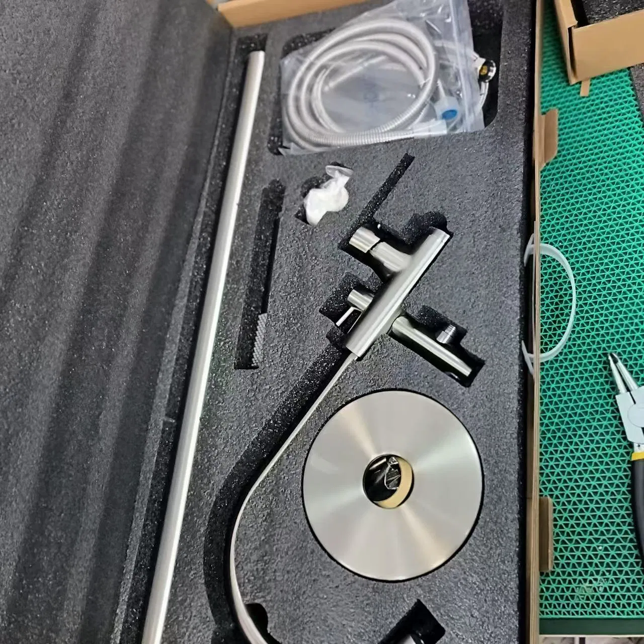 Modern Freestanding Matte Black Modern Bathroom Bathtub Two Functions Standard Luxury Floor Mounted Mixer Faucet with Handheld Shower