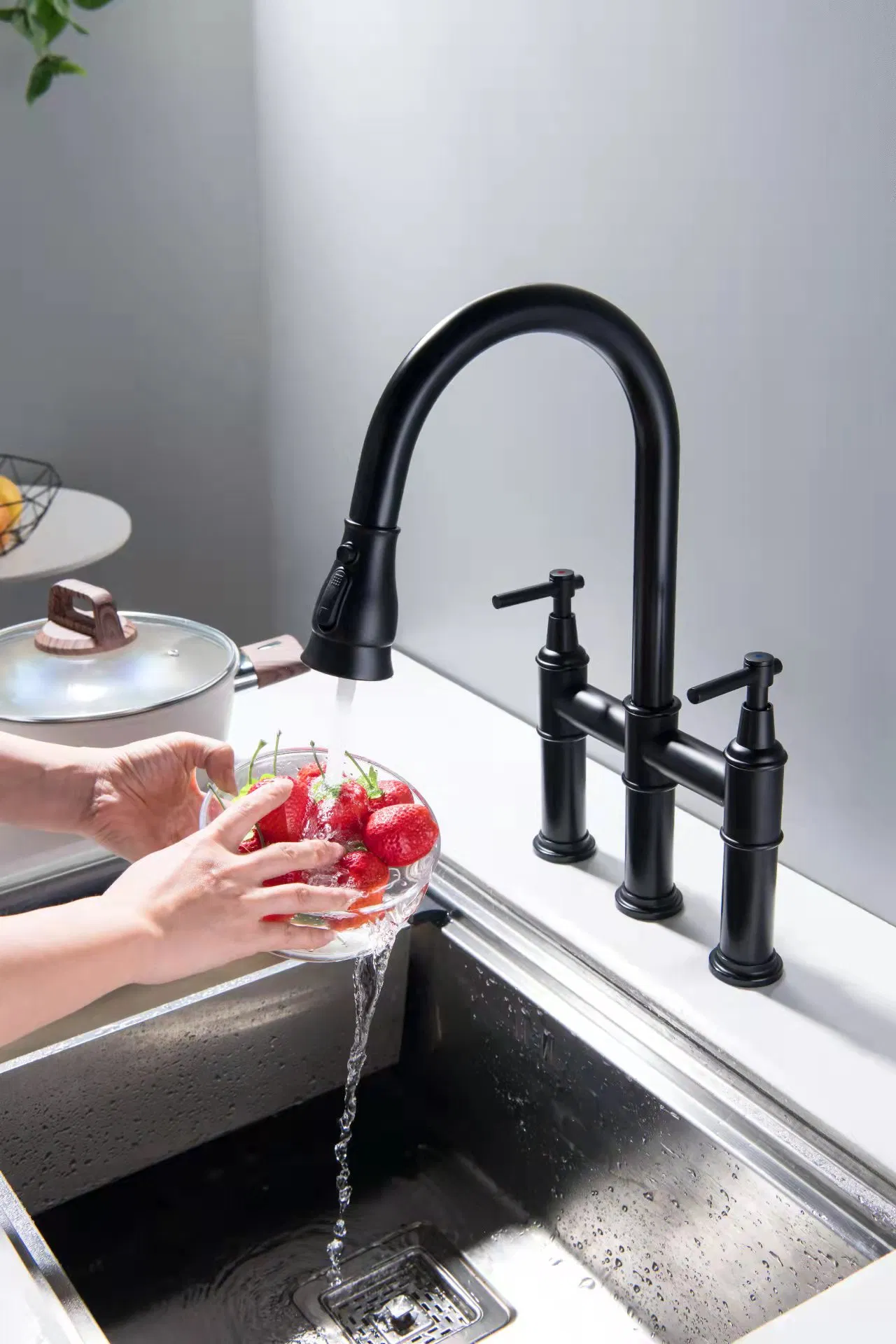 North American and European Bridge Styles Brushed Nickel Pull out Kitchen Faucet