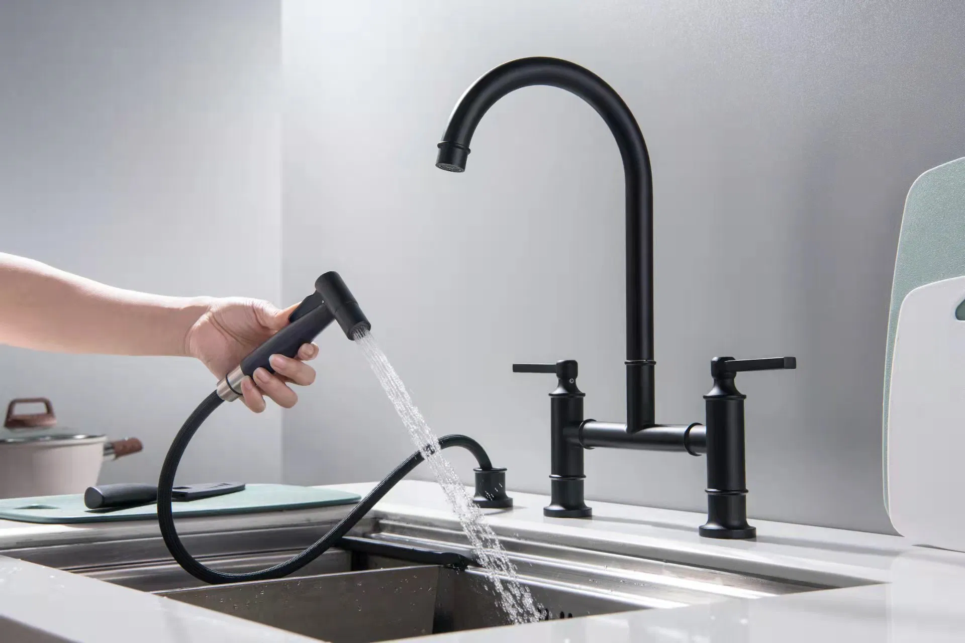 North American and European Bridge Styles Brushed Nickel Pull out Kitchen Faucet