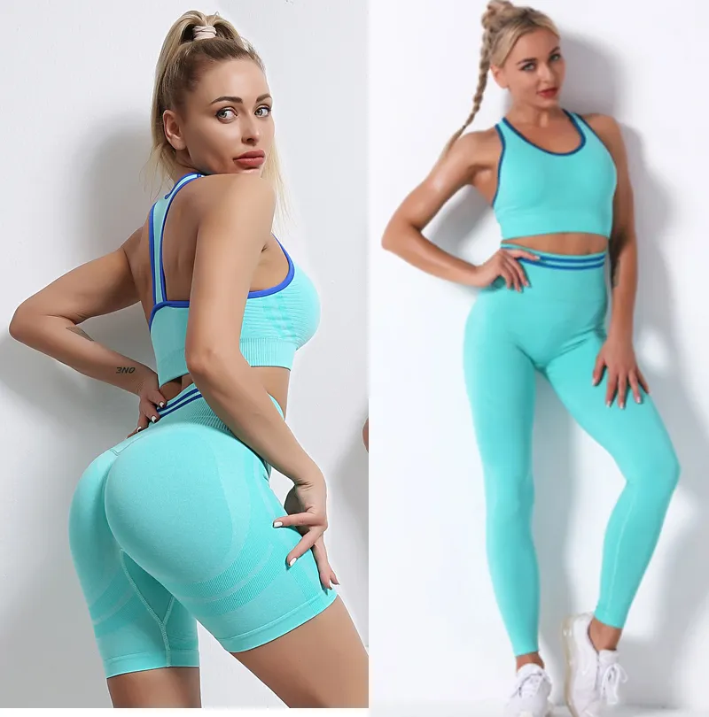 3PCS مجموعة ملابس رياضية متكاملة للنساء تشمل حمالة صدر رياضية + بنطلون يوغا + شورتات رياضية مع تصميم مرفوع للجزء الخلفي