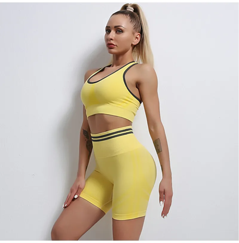 3PCS مجموعة ملابس رياضية متكاملة للنساء تشمل حمالة صدر رياضية + بنطلون يوغا + شورتات رياضية مع تصميم مرفوع للجزء الخلفي