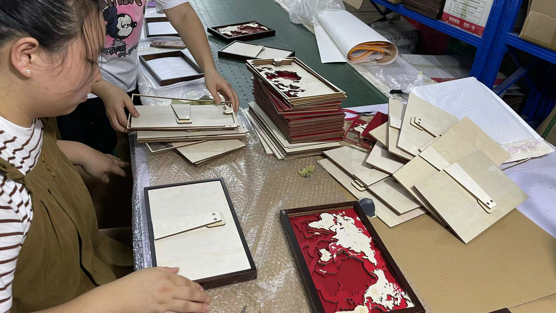 Final product assembly for Christmas decorations