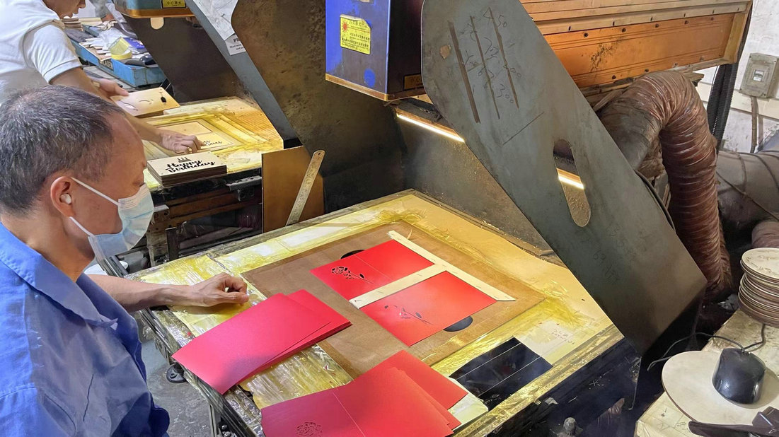 Laser engraving equipment for personalized decorations