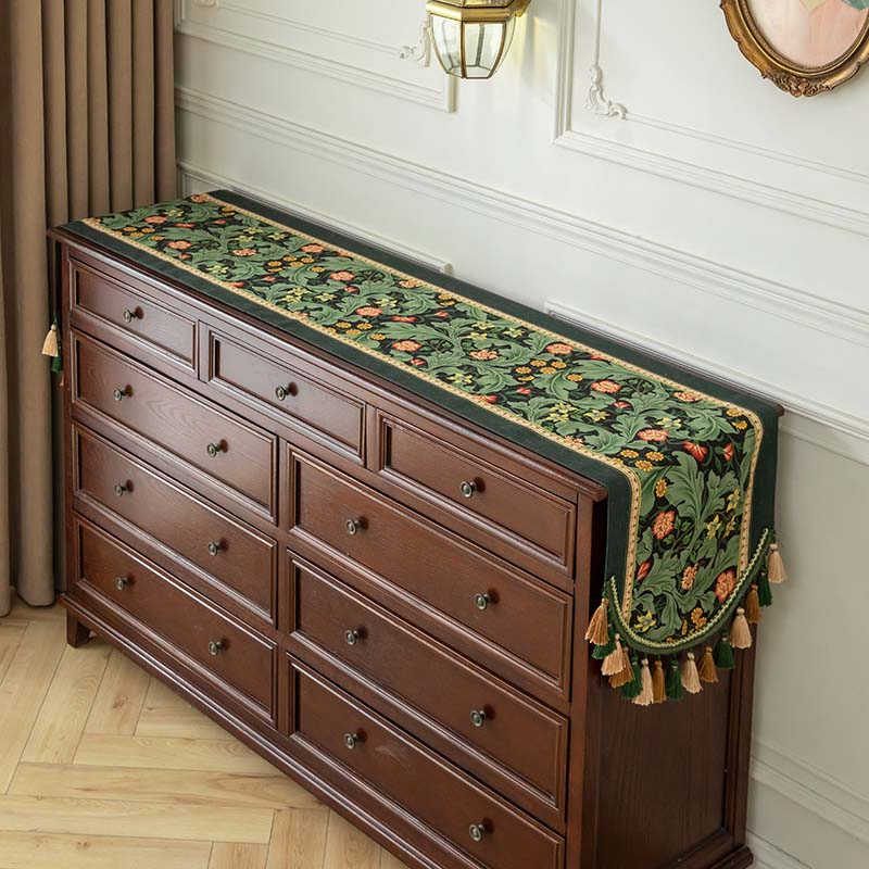 Chic Tablecloth for Stylish Gatherings and Memorable Festive Celebrations