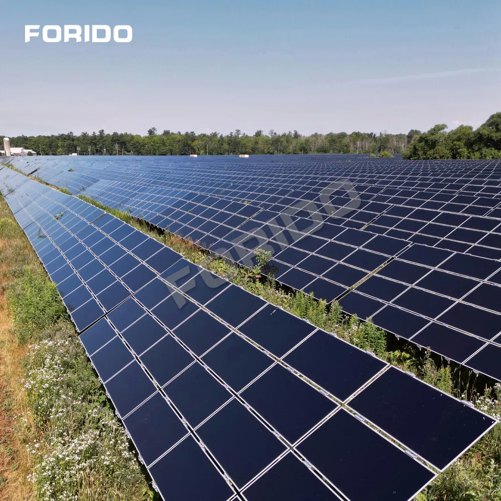 Sistema de generación de energía solar con paneles solares de silicio monocristalino conectados a la red en el techo de la vivienda